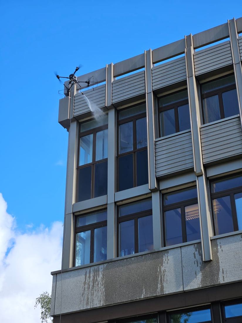 Drohne reinigt Bürogebäude-Fassade